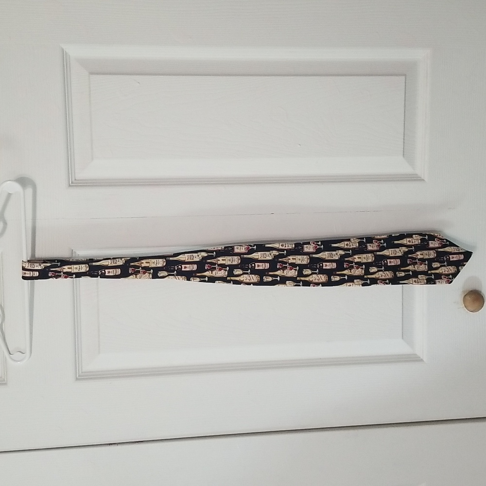 Museum Artifacts tie